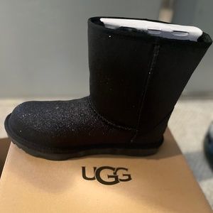 Kid’s UGG classic short II glitter